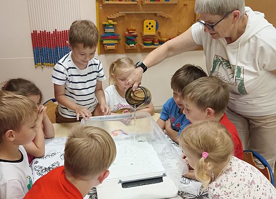 Grafika 13: 05.08.2025 Wakacyjny Klub Małego Odkrywcy – Zabawy badawcze – Tworzenie slimów