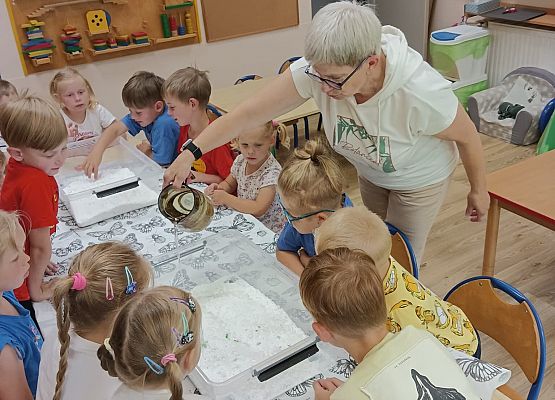 Grafika 14: 05.08.2025 Wakacyjny Klub Małego Odkrywcy – Zabawy badawcze – Tworzenie slimów