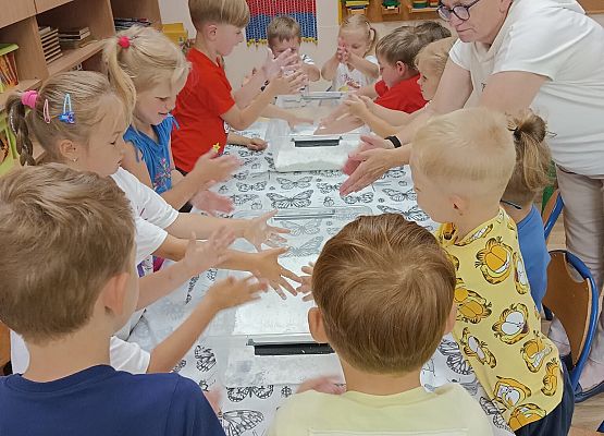 Grafika 17: 05.08.2025 Wakacyjny Klub Małego Odkrywcy – Zabawy badawcze – Tworzenie slimów