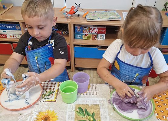 Grafika 19: 05.08.2025 Wakacyjny Klub Małego Odkrywcy – Zabawy badawcze – Tworzenie slimów