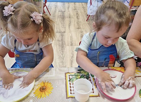 Grafika 20: 05.08.2025 Wakacyjny Klub Małego Odkrywcy – Zabawy badawcze – Tworzenie slimów