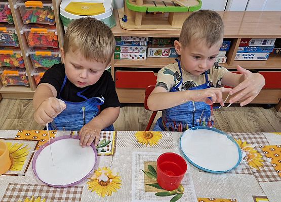 Grafika 21: 05.08.2025 Wakacyjny Klub Małego Odkrywcy – Zabawy badawcze – Tworzenie slimów