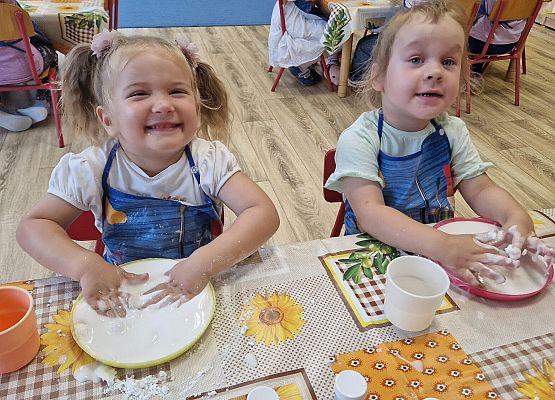 Grafika 23: 05.08.2025 Wakacyjny Klub Małego Odkrywcy – Zabawy badawcze – Tworzenie slimów