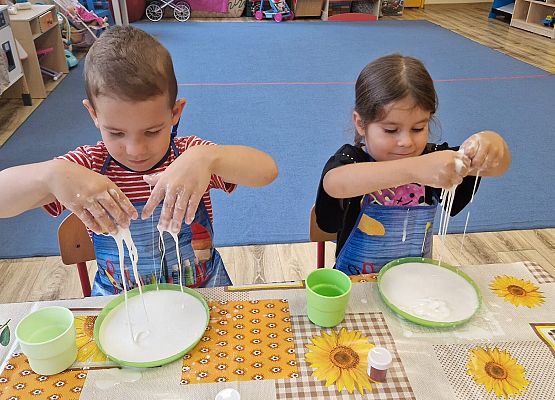 Grafika 24: 05.08.2025 Wakacyjny Klub Małego Odkrywcy – Zabawy badawcze – Tworzenie slimów
