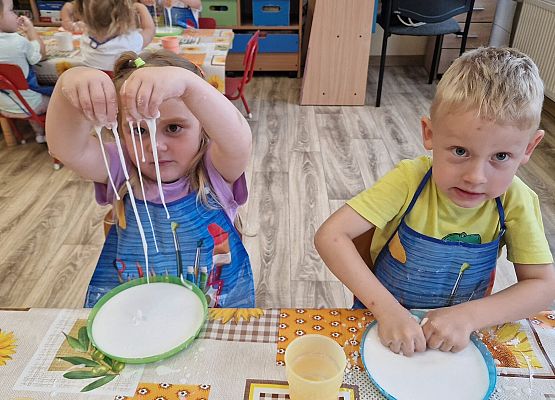 Grafika 25: 05.08.2025 Wakacyjny Klub Małego Odkrywcy – Zabawy badawcze – Tworzenie slimów