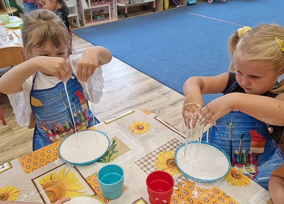 Grafika 27: 05.08.2025 Wakacyjny Klub Małego Odkrywcy – Zabawy badawcze – Tworzenie slimów