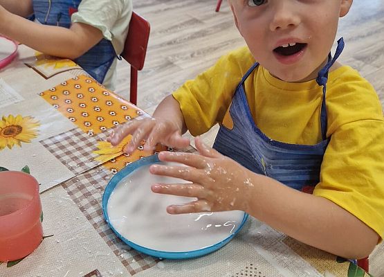 Grafika 28: 05.08.2025 Wakacyjny Klub Małego Odkrywcy – Zabawy badawcze – Tworzenie slimów