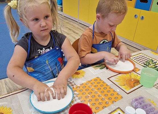 Grafika 29: 05.08.2025 Wakacyjny Klub Małego Odkrywcy – Zabawy badawcze – Tworzenie slimów