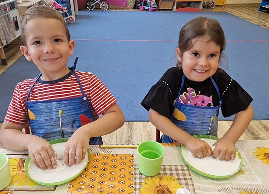 Grafika 30: 05.08.2025 Wakacyjny Klub Małego Odkrywcy – Zabawy badawcze – Tworzenie slimów