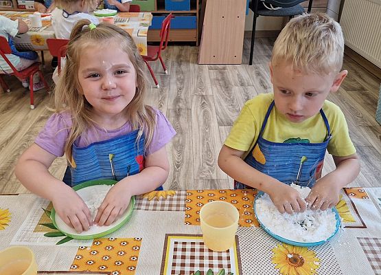 Grafika 31: 05.08.2025 Wakacyjny Klub Małego Odkrywcy – Zabawy badawcze – Tworzenie slimów