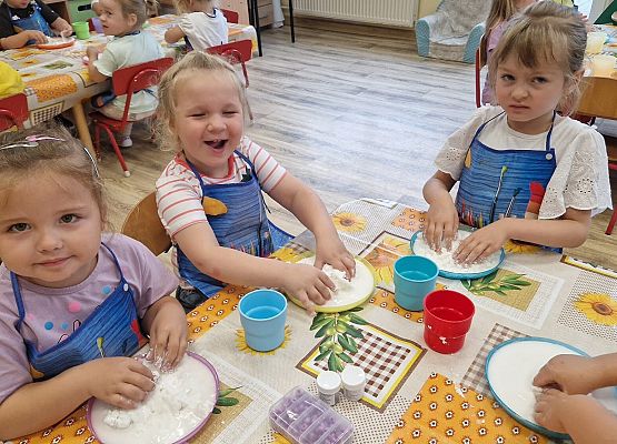 Grafika 32: 05.08.2025 Wakacyjny Klub Małego Odkrywcy – Zabawy badawcze – Tworzenie slimów