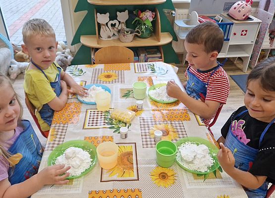 Grafika 33: 05.08.2025 Wakacyjny Klub Małego Odkrywcy – Zabawy badawcze – Tworzenie slimów