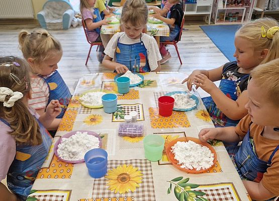 Grafika 35: 05.08.2025 Wakacyjny Klub Małego Odkrywcy – Zabawy badawcze – Tworzenie slimów