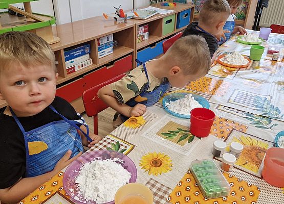 Grafika 37: 05.08.2025 Wakacyjny Klub Małego Odkrywcy – Zabawy badawcze – Tworzenie slimów