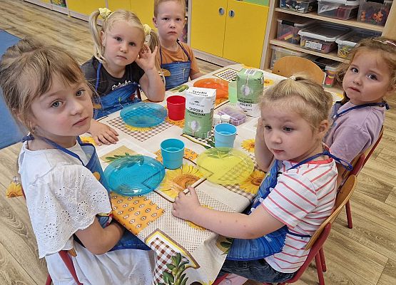 Grafika 39: 05.08.2025 Wakacyjny Klub Małego Odkrywcy – Zabawy badawcze – Tworzenie slimów