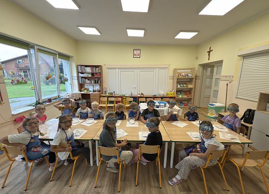 Wakacyjny Klub Małego Odkrywcy – Zabawy badawcze – Tworzenie slimów grafika