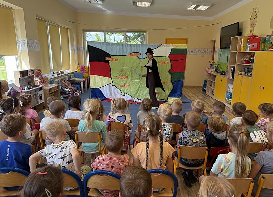 Grafika 1: 06.08.2025 Przedstawienie teatralne pt. "Podróże po Polsce"!