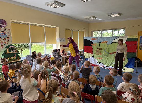 Grafika 21: 06.08.2025 Przedstawienie teatralne pt. "Podróże po Polsce"!