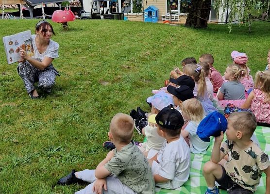 Grafika 1: 12.08.2025 Czytanie na trawie