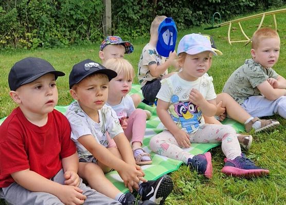 Grafika 2: 12.08.2025 Czytanie na trawie