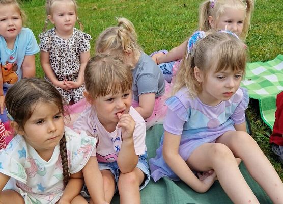 Grafika 3: 12.08.2025 Czytanie na trawie