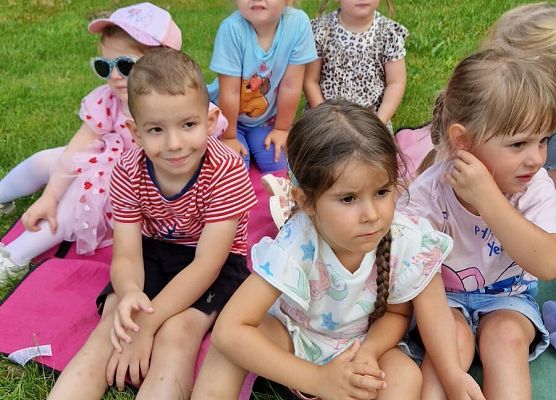 Grafika 4: 12.08.2025 Czytanie na trawie