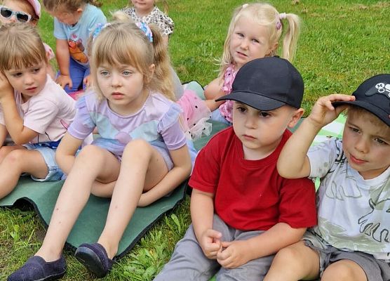 Grafika 8: 12.08.2025 Czytanie na trawie