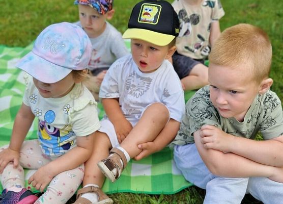 Grafika 5: 12.08.2025 Czytanie na trawie