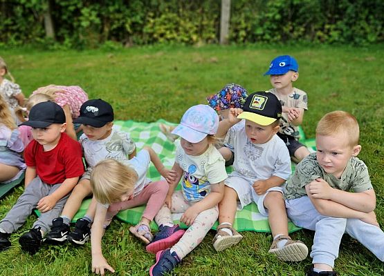 Grafika 7: 12.08.2025 Czytanie na trawie