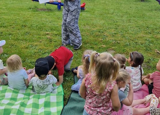 Grafika 10: 12.08.2025 Czytanie na trawie