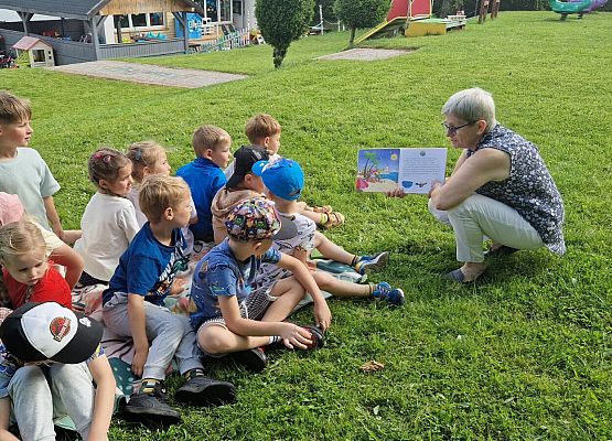 Grafika 12: 12.08.2025 Czytanie na trawie