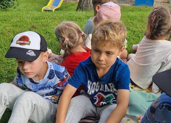 Grafika 11: 12.08.2025 Czytanie na trawie