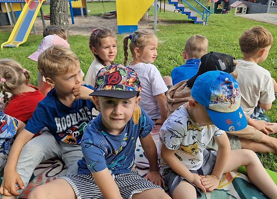 Grafika 13: 12.08.2025 Czytanie na trawie