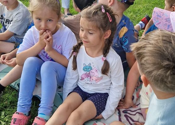 Grafika 16: 12.08.2025 Czytanie na trawie