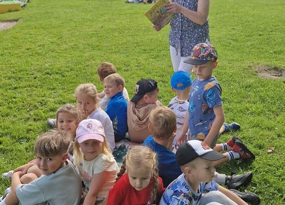 Grafika 19: 12.08.2025 Czytanie na trawie