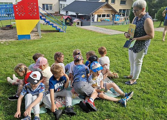 Grafika 18: 12.08.2025 Czytanie na trawie