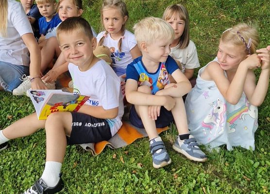 Grafika 20: 12.08.2025 Czytanie na trawie