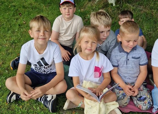 Grafika 21: 12.08.2025 Czytanie na trawie