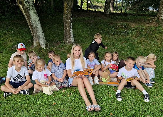 Grafika 22: 12.08.2025 Czytanie na trawie