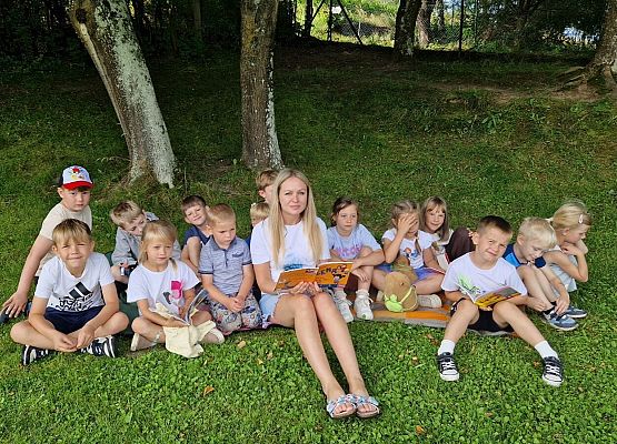 Grafika 24: 12.08.2025 Czytanie na trawie