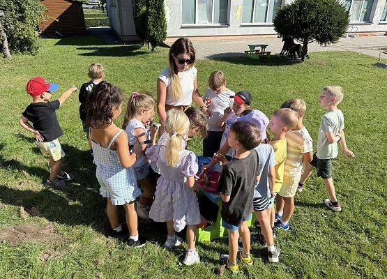 Grafika 1: 19.08.2025 Kolorowe malowanie w ogrodzie przedszkolnym – kreatywna zabawa w plenerze!