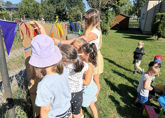 Grafika 2: 19.08.2025 Kolorowe malowanie w ogrodzie przedszkolnym – kreatywna zabawa w plenerze!