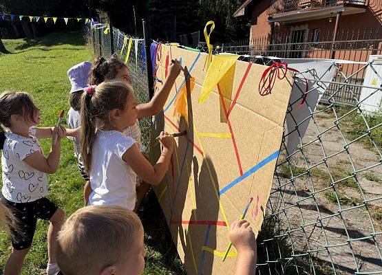 Grafika 3: 19.08.2025 Kolorowe malowanie w ogrodzie przedszkolnym – kreatywna zabawa w plenerze!