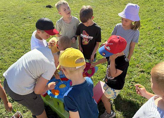 Grafika 4: 19.08.2025 Kolorowe malowanie w ogrodzie przedszkolnym – kreatywna zabawa w plenerze!