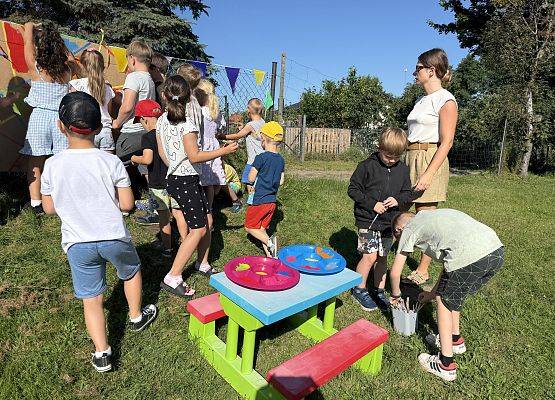 Grafika 5: 19.08.2025 Kolorowe malowanie w ogrodzie przedszkolnym – kreatywna zabawa w plenerze!