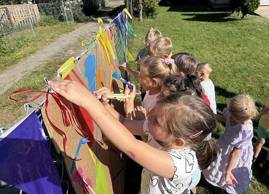 Grafika 6: 19.08.2025 Kolorowe malowanie w ogrodzie przedszkolnym – kreatywna zabawa w plenerze!