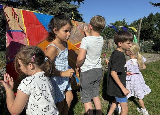 Grafika 7: 19.08.2025 Kolorowe malowanie w ogrodzie przedszkolnym – kreatywna zabawa w plenerze!