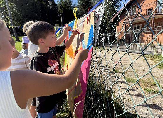 Grafika 9: 19.08.2025 Kolorowe malowanie w ogrodzie przedszkolnym – kreatywna zabawa w plenerze!