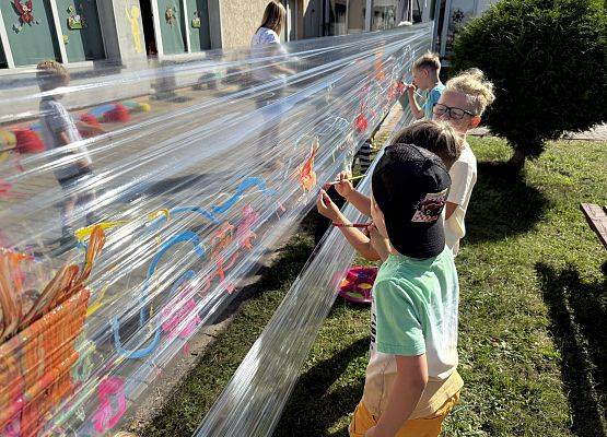 Grafika 13: 19.08.2025 Kolorowe malowanie w ogrodzie przedszkolnym – kreatywna zabawa w plenerze!