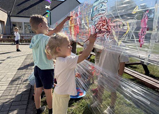 Grafika 14: 19.08.2025 Kolorowe malowanie w ogrodzie przedszkolnym – kreatywna zabawa w plenerze!